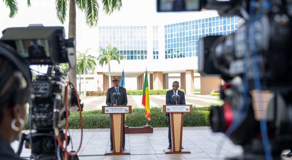 Perezida Kagame na Perezida Patrice Talon ubwo basubizaga ibibazo by'abanyamakuru kuri uyu wa Gatandatu
