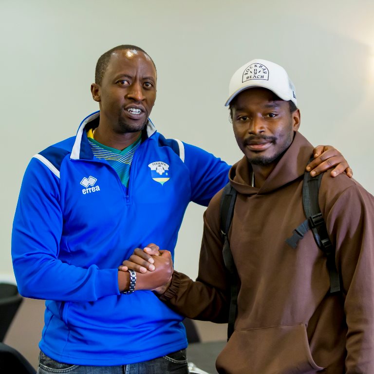 Perezida wa FERWAFA, Nizeyimana Olivier ubwo yakiraga umukinnyi wo hagati mu kibuga, Raphael York