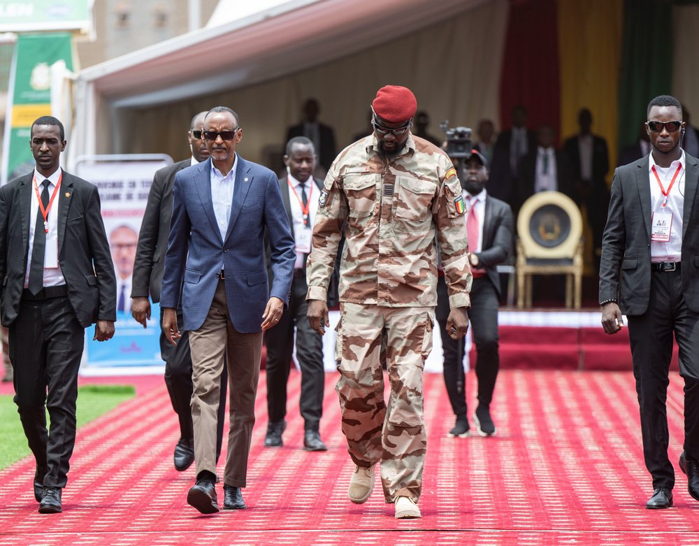 Perezida Kagame na mugenzi we wa Guinée, Colonel Mamadi Doumbouya, ubwo berekezaga ahabereye ibirori byo gutaha ibikorwaremezo bimaze igihe byubakwa muri iki gihugu