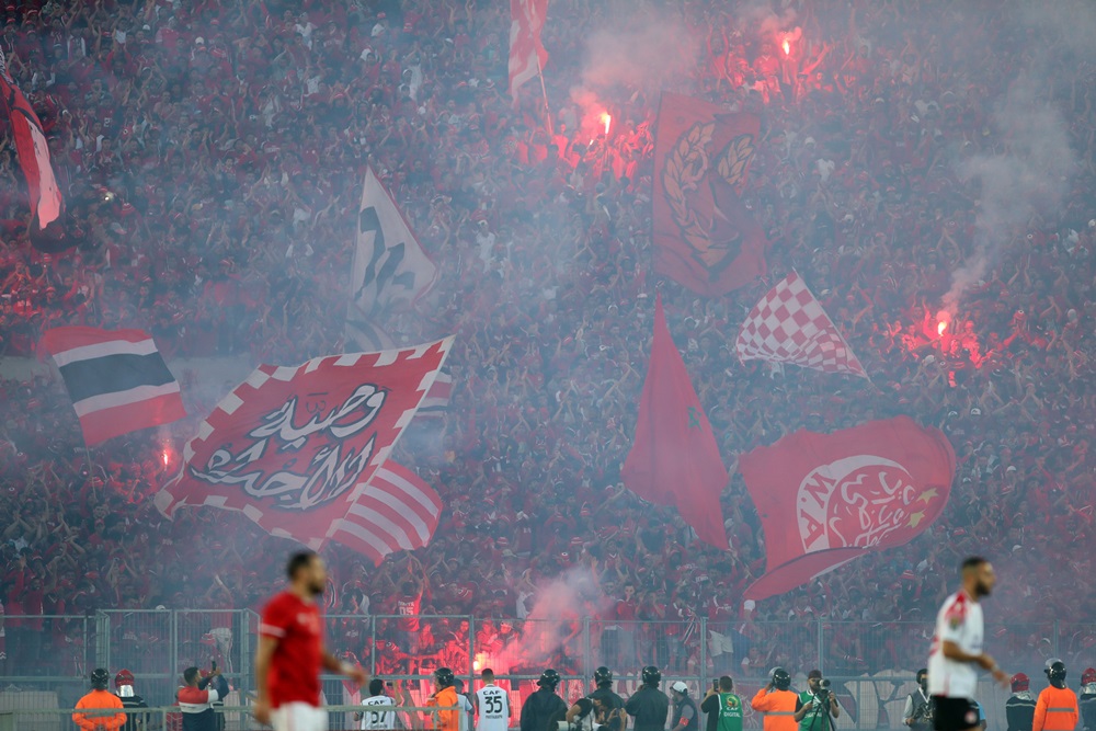 Amakipe yombi azwi ku ibara ry'umutuku byatumye Stade Mohammed V isa n'aho yari yakiriye ikipe imwe