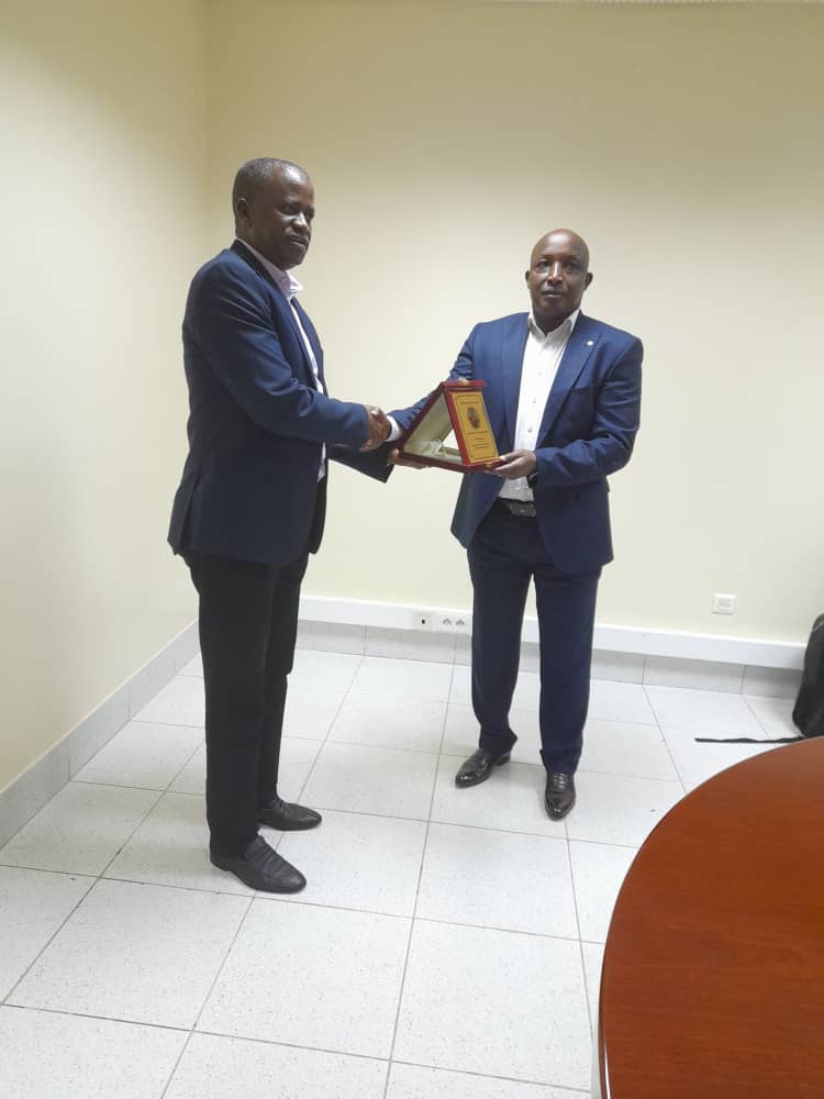 Maj Gen James Birungi yakiriwe na mugenzi we w'u Rwanda, Brig. Gen. Vincent Nyakarundi