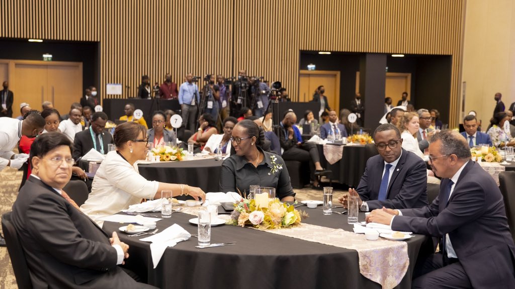 Madamu Jeannette Kagame aganira n'Umunyamabanga Mukuru wa Commonwealth, Patricia Scotland mu gihe Minisitiri w’Ububanyi n’Amahanga w’u Rwanda, Dr Vincent Biruta yaganiraga n'Umuyobozi Mukuru w’Ishami rya Loni ryita ku Buzima, OMS, Dr Tedros Adhanom Gyebreyesus