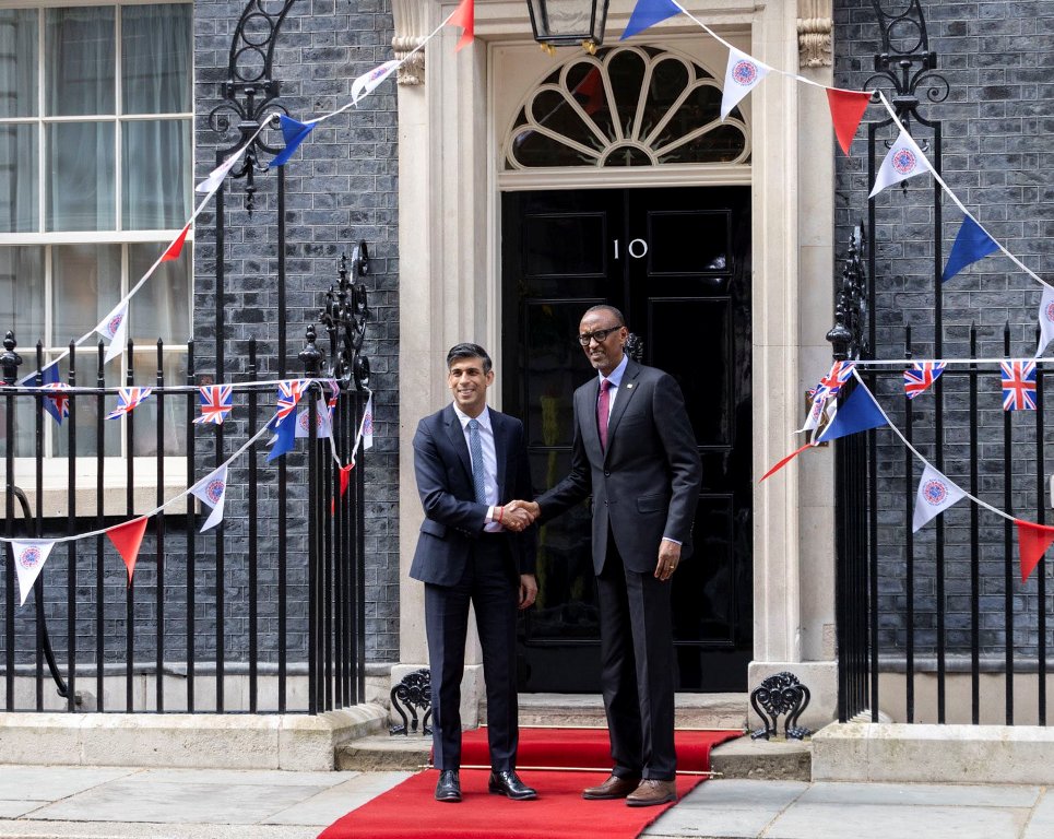 Perezida Kagame ubwo yakirwaga ahazwi nka 10 Downing Street hakorera Minisitiri w'Intebe w'u Bwongereza