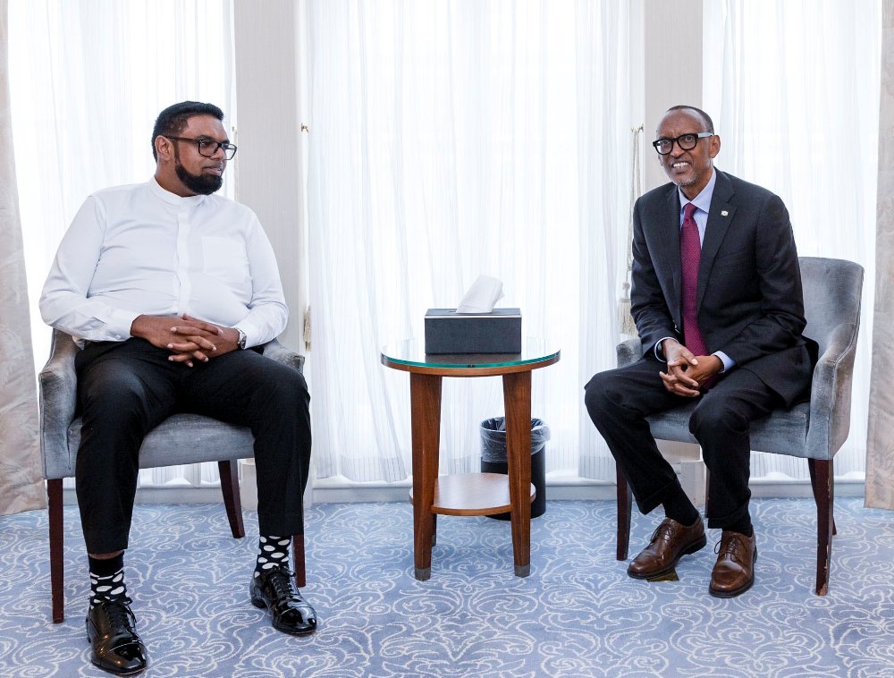 Perezida Kagame yaganiriye na Perezida Guyana, Dr Mohamed Irfaan Ali, ku ngingo zirimo guteza imbere umubano w’ibihugu byombi hagamijwe iterambere