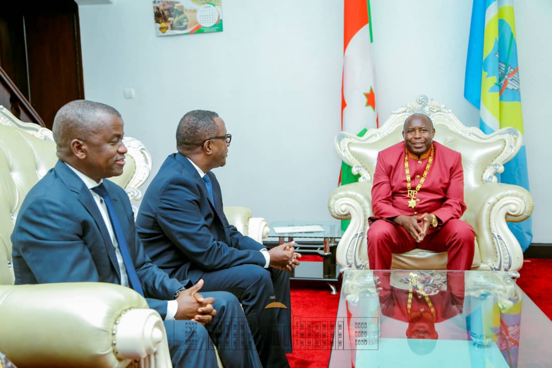 Perezida w'u Burundi, Evariste Ndayishimiye, aganira na Minisitiri w'Ububanyi n'Amahanga w'u Rwanda, Dr Vincent Biruta
