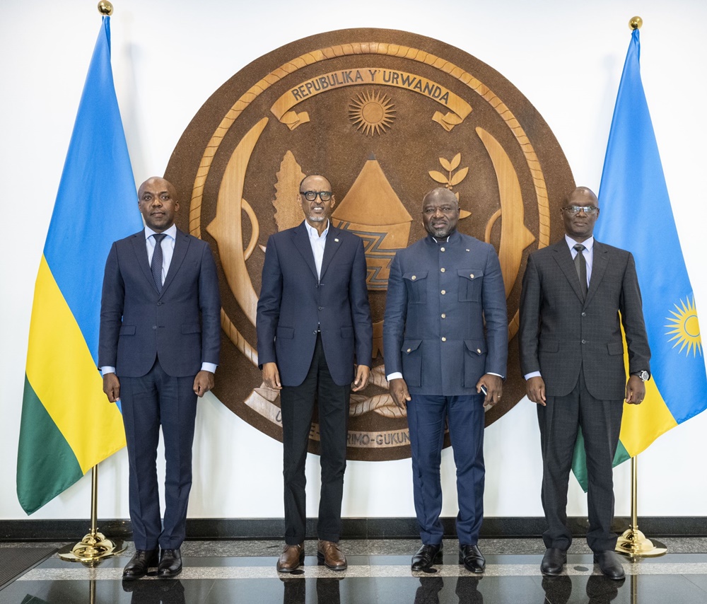 Minisitiri w'Ibikorwaremezo, Dr Nsabimana Erneste (Ibumoso), Perezida Kagame, Dr. Lassina Zerbo na Dr. Fidel Ndahayo na