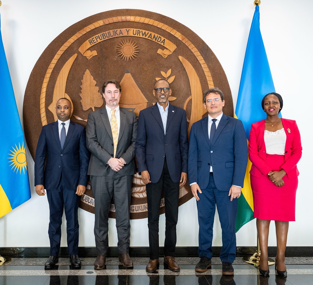 Perezida Kagame yagiranye ibiganiro na Bill Woodcock (wa kabiri ibumoso) hamwe n'abandi bayobozi