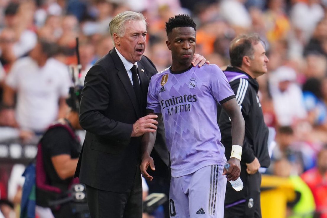 Umutoza wa Real Madrid, Carlo Ancelotti yatangaje ko ibikorwa by'irondaruhu bikomeje gukorerwa Vinicius bitazagabanya urukundo afitiye iyi kipe