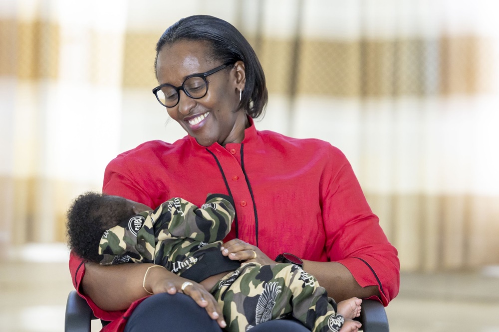 Madamu Jeannette Kagame ateruye umwana umwe mu bo mu miryango yagizweho ingaruka n'ibiza