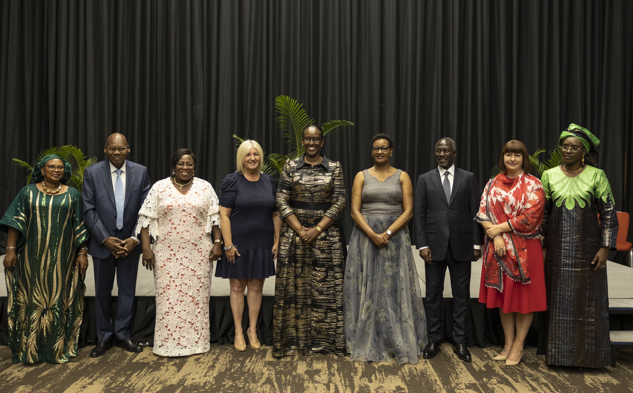 Madamu Jeannette Kagame hamwe na bamwe mu bagize Ihuriro ry'Abagore bari mu Nteko ya APF