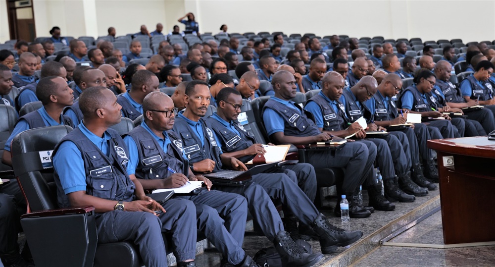 Abakozi ba RIB ubwo bari bakurikiye ibiganiro bahawe na Minisitiri muri MINUBUMWE, Dr Bizimana Jean Damascène