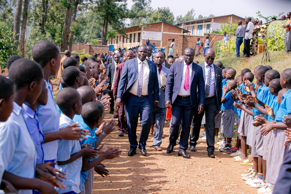Abayobozi mu nzego zitandukanye ubwo bari bageze kuri GS Nyakabwende ku wa 1 Nyakanga mu birori byo kwizihiza imyaka 75 uburezi butangijwe muri ADEPR