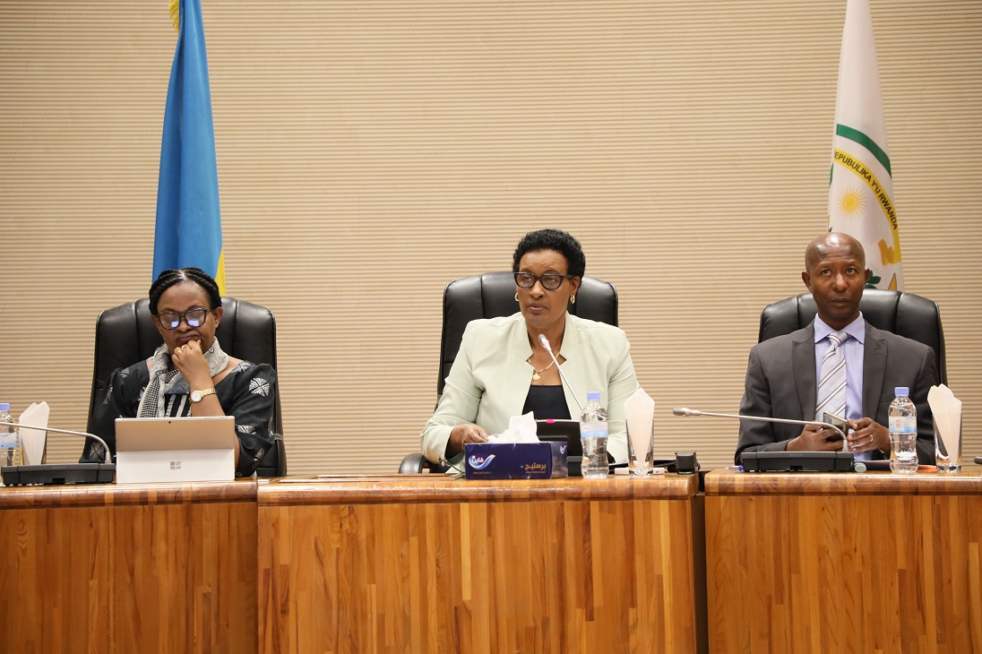 Perezida w'umutwe w'abadepite, Mukabalisa Domitille (hagati) Visi Perezida Musa Fazil Harelimana na Visi Perezida Mukabagwiza Edda