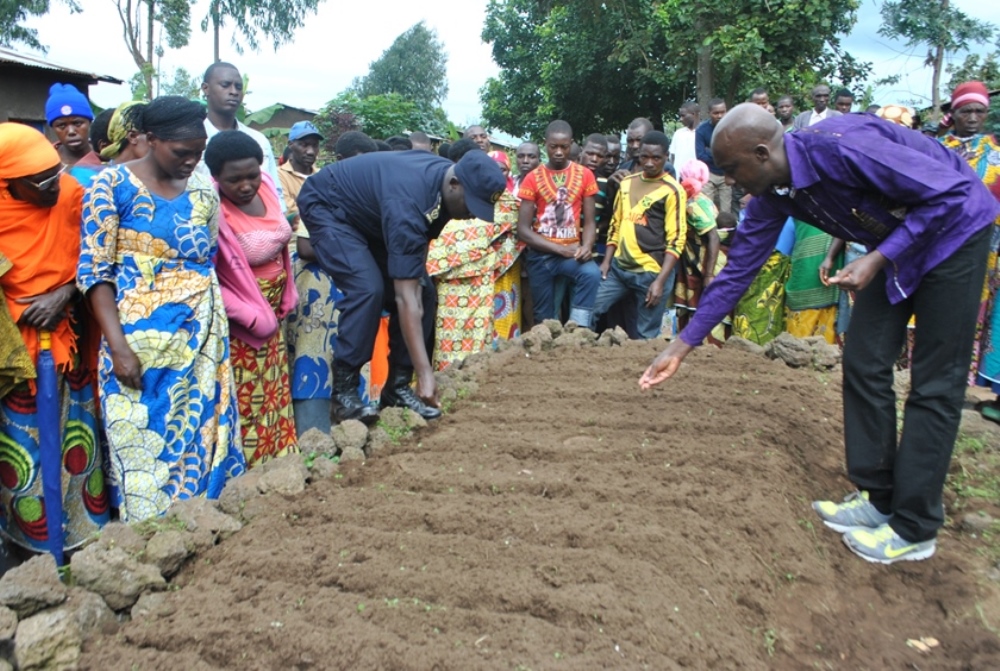 Minisitiri Kaboneka n'Umuyobozi Mukuru wa Polisi, bifatanyije n'abaturage mu gutera imbuto igenewe akarimo k'igikoni