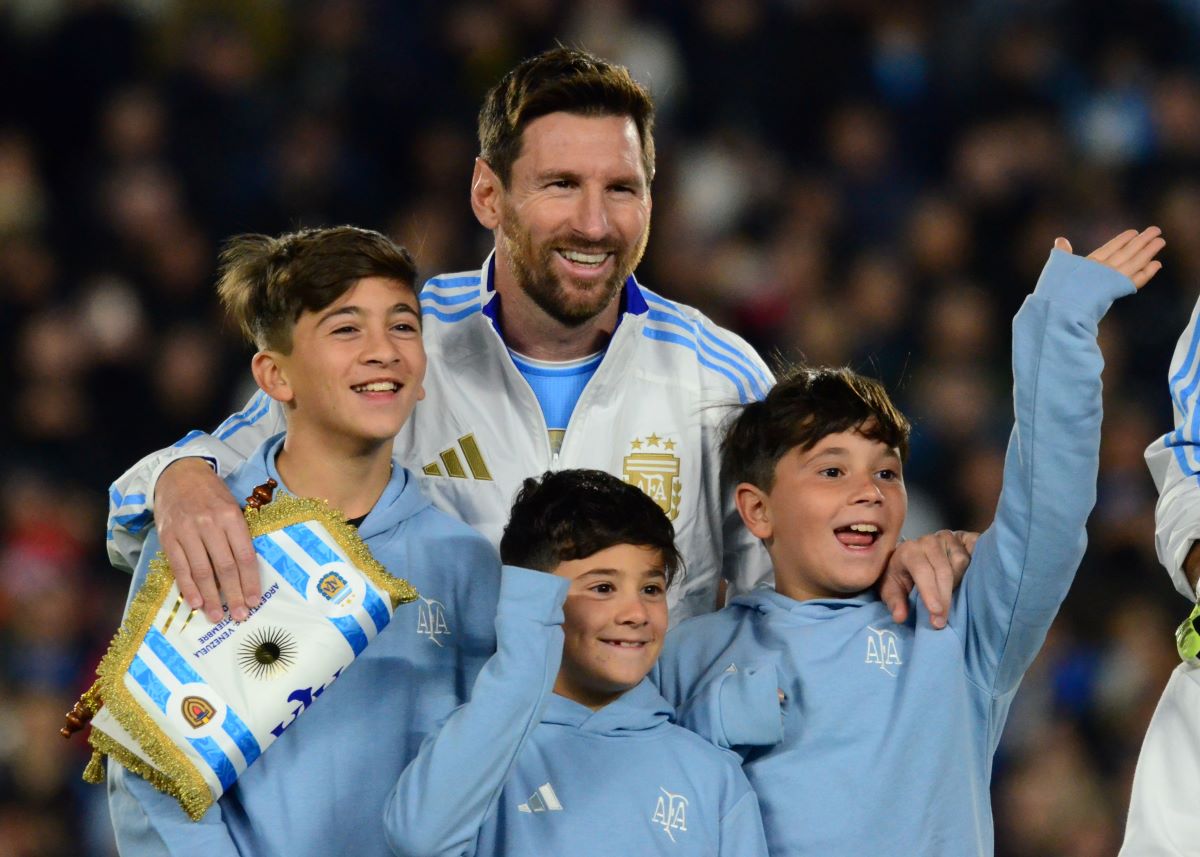 Lionel Messi yari yajyanye n'abahungu be batatu