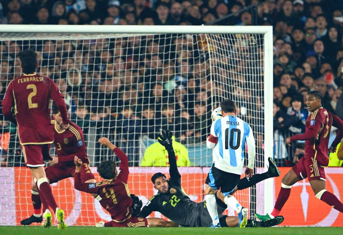 Messi yatsinze ibitego bibiri muri bitatu, Argentine yatsinze Venezuela
