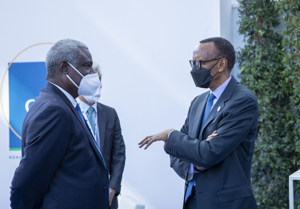 Perezida Kagame aganira n'Umuyobozi wa Komisiyo ya AU, Moussa Faki Mahamat