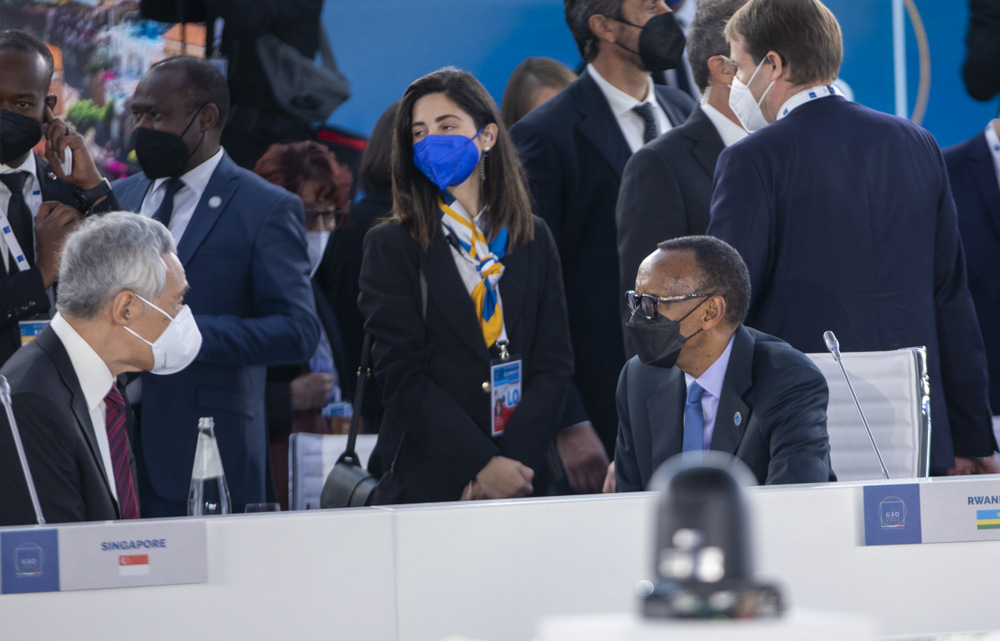 Perezida Kagame yari yicaye yegeranye na Lee Hsien Loong