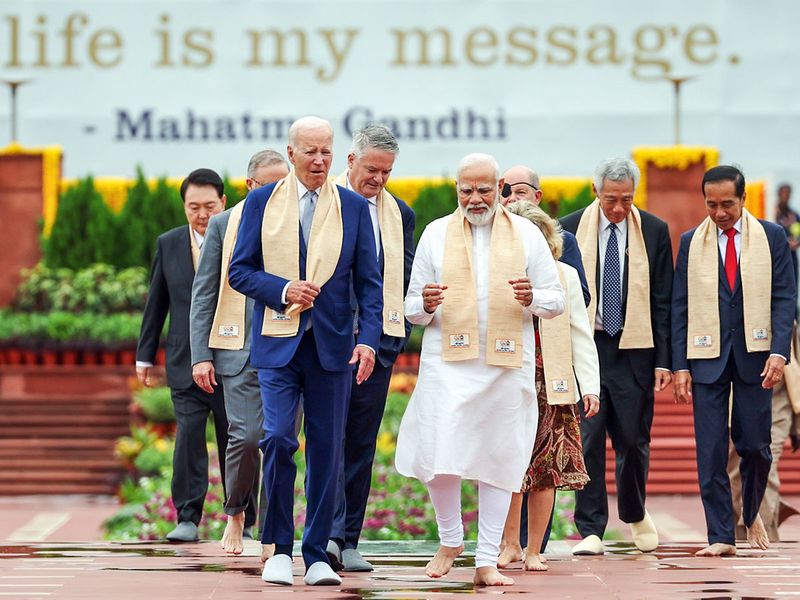 Perezida wa Leta Zunze Ubumwe za Amerika, Joe Biden na Minisitiri w’Intebe wa Singapore, Lee Hsien Loong bo bagaragaye bambaye inkweto zifunguye n’amasogisi
