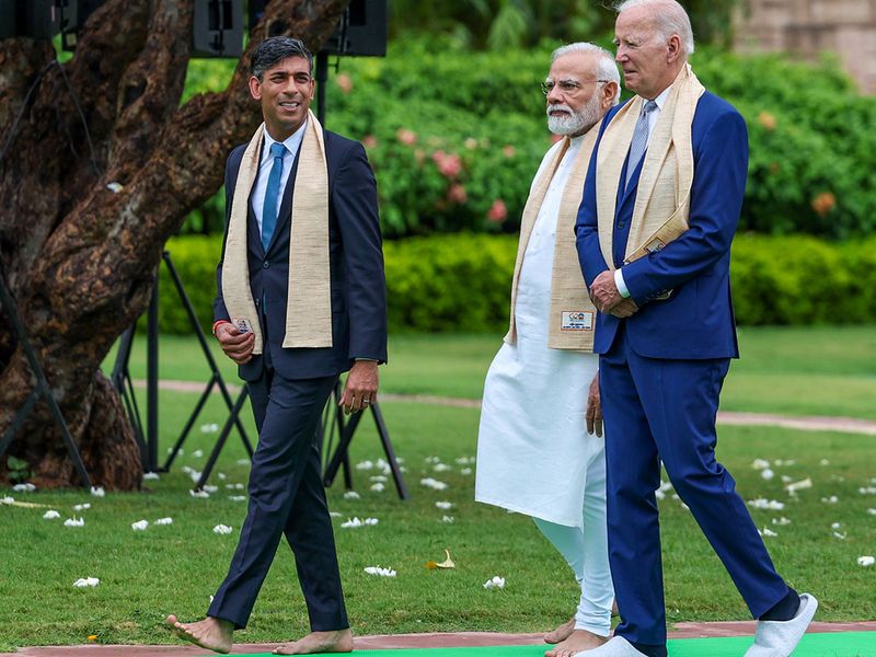Minisitiri w’Intebe w’u Bwongereza, Rishi Sunak, na mugenzi we w’u Buhinde, Narendra Modi bagaragaye bambaye ibirenge