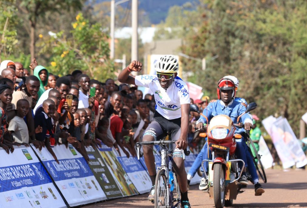 Niyogisubizo Eric ukinira Les Amis Sportifs yishimira intsinzi