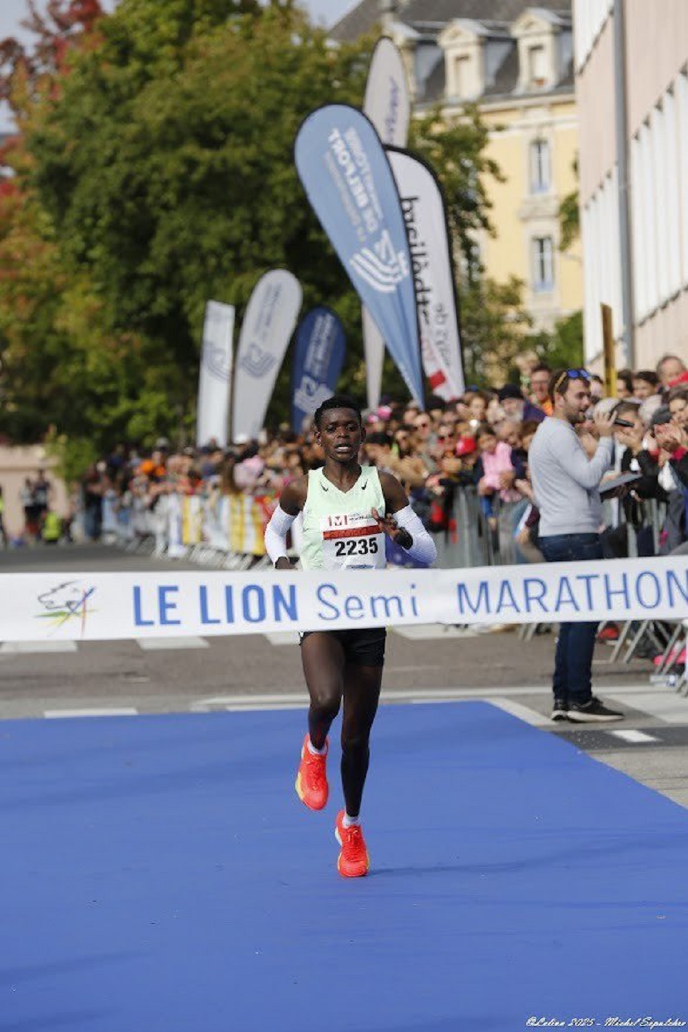 Niyonkuru Florence yegukanye umudali wa Zahabu muri Lyon Half Marathon