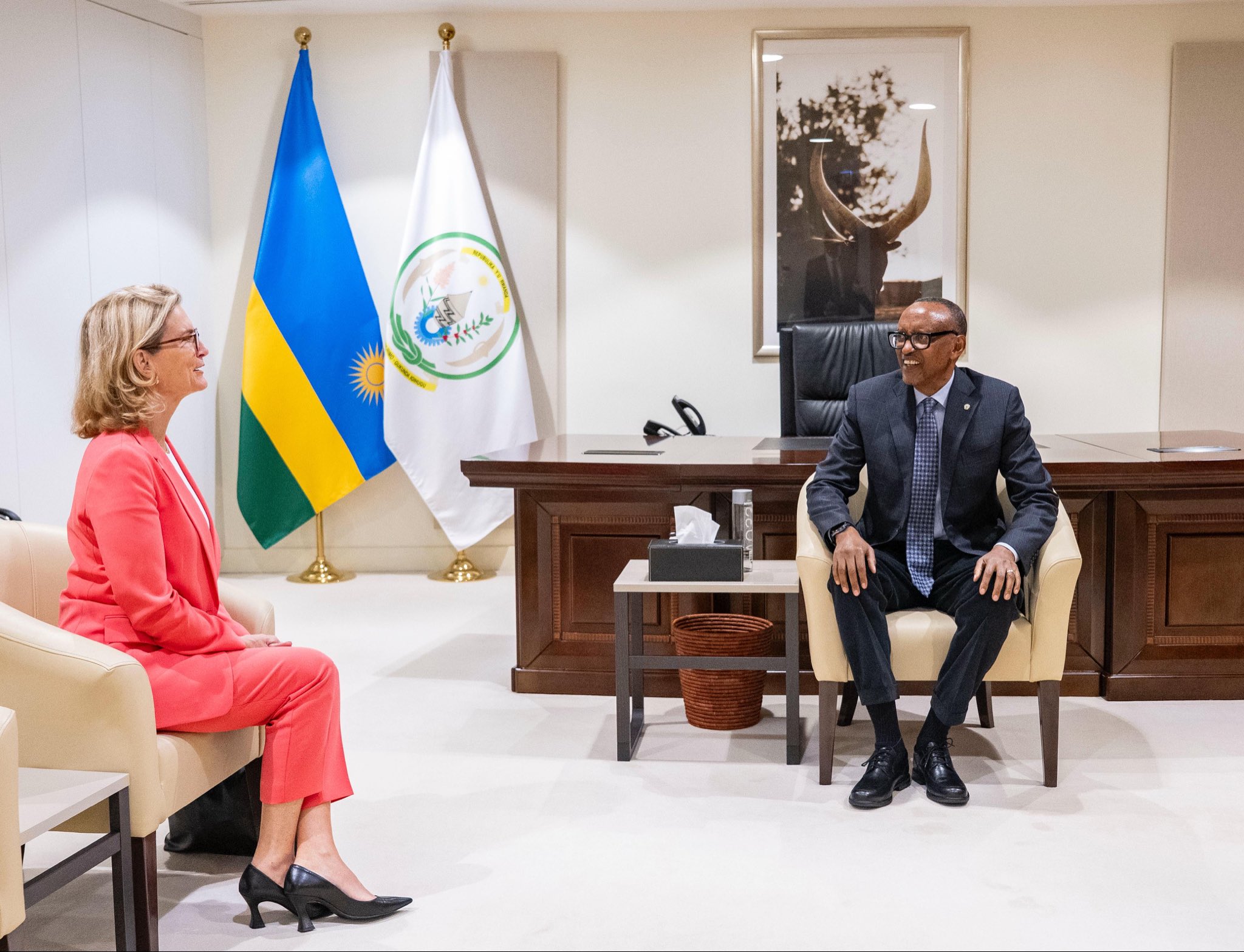 Pereziza Paul Kagame yahuye n’Umunyamabanga Mukuru w’Ihuriro Mpuzamahanga ry'Itumanaho (International Telecommunication Union) Doreen Bogdan-Martin baganira ku bufatanye bw'u Rwanda n'iri huriro