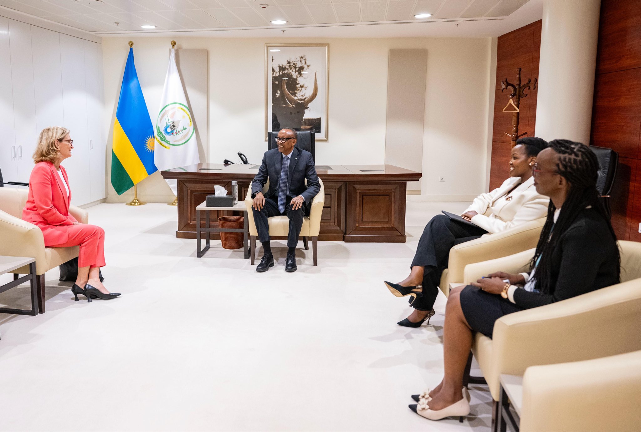Pereziza Paul Kagame yahuye n’Umunyamabanga Mukuru w’Ihuriro Mpuzamahanga ry'Itumanaho (International Telecommunication Union) Doreen Bogdan-Martin ari kumwe na Minisitiri w'Ikoranabuhanga, Ingabire Paula