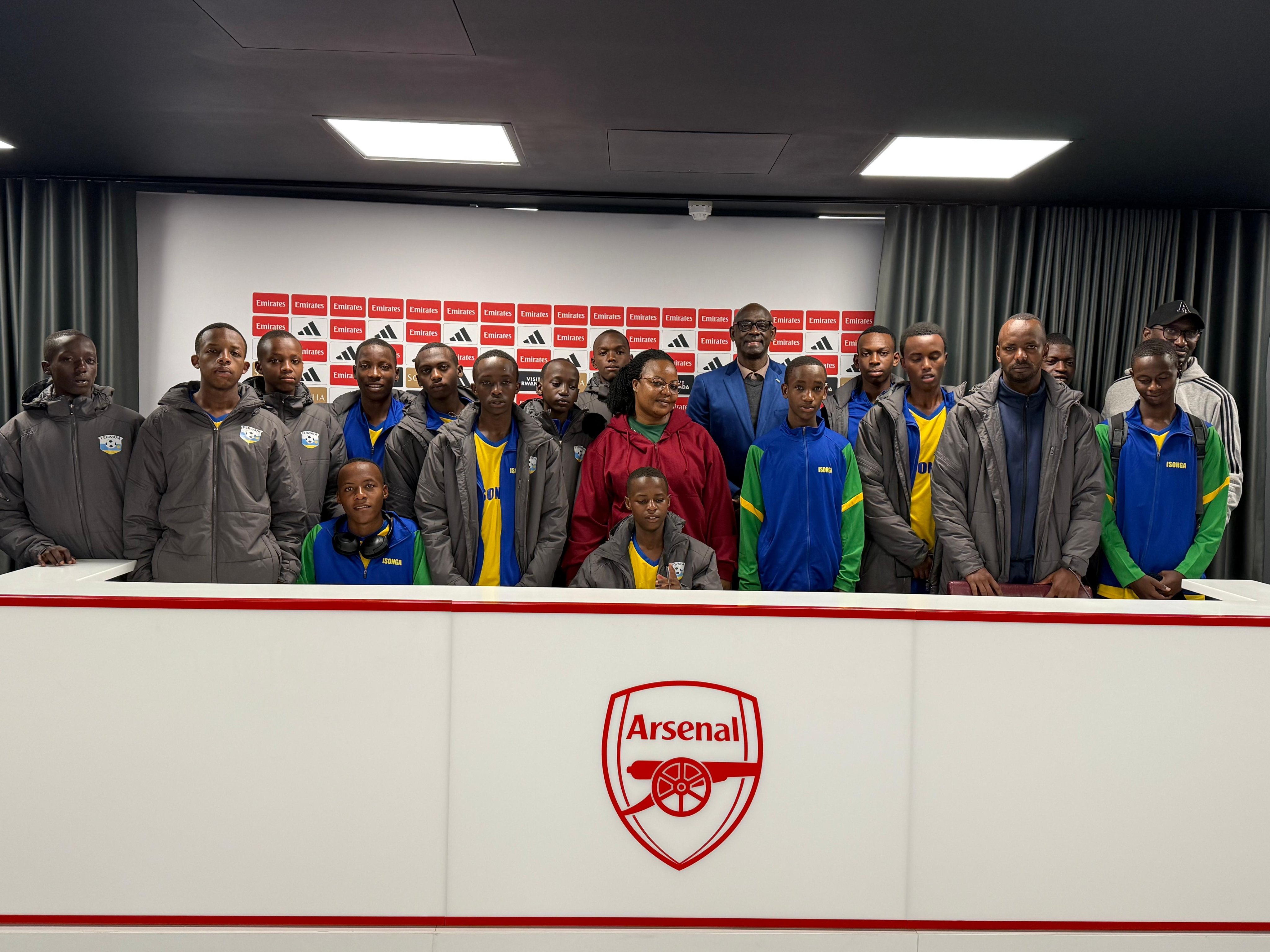 Abana bitabiriye amahugurwa ya Arsenal batemberejwe ibice bitandukanye byo muri Stade ya Arsenal
