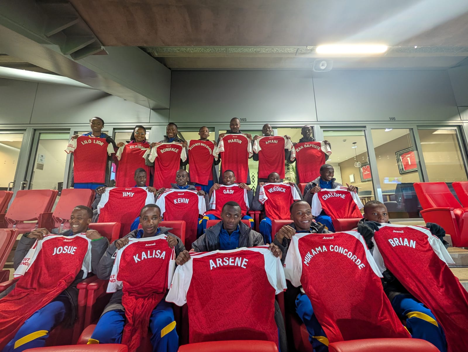 Akanyamuneza kari kose kuri aba bana bitabiriye amahugurwa ya Arsenal