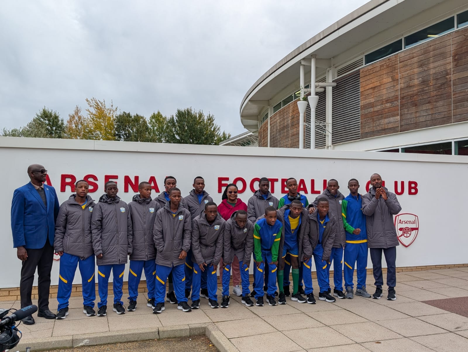 Abana 15 n'abatoza babo bitabiriye amahugurwa muri Arsenal