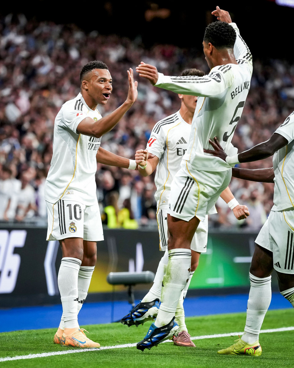 Abakinnyi ba Real Madrid bishimira igitego
