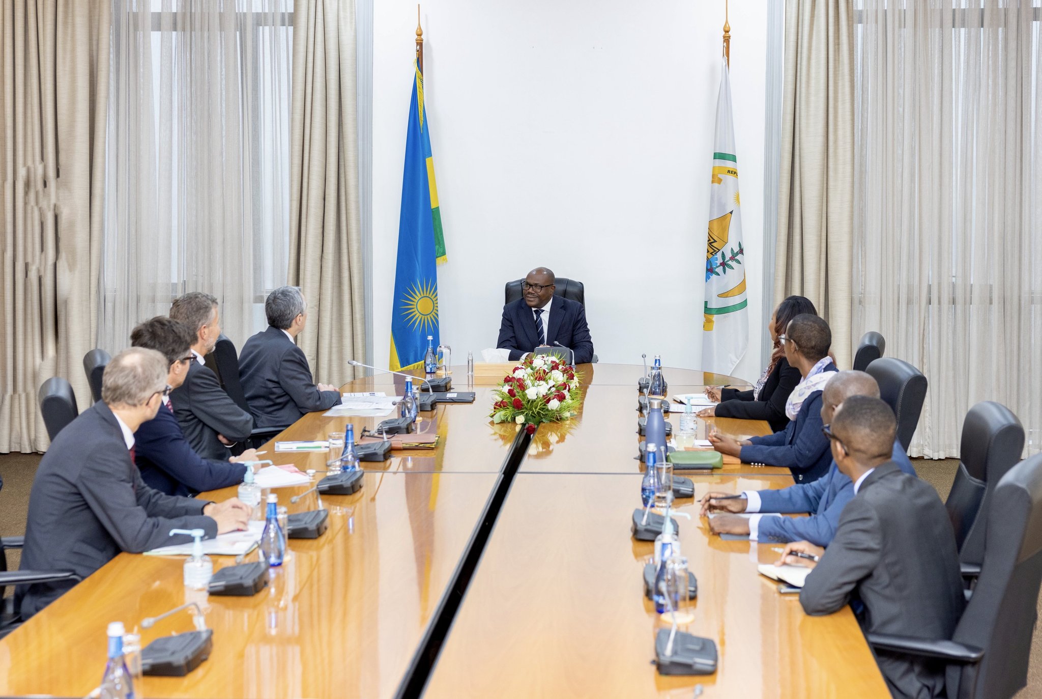 Minisitiri w’Intebe, Dr. Justin Nsengiyumva, yakiriye Ignazio Cassis, Umunyamabanga wa Leta y'u Busuwisi ushinzwe Ububanyi n’Amahanga, baganira ku mubano w'ibihugu byombi