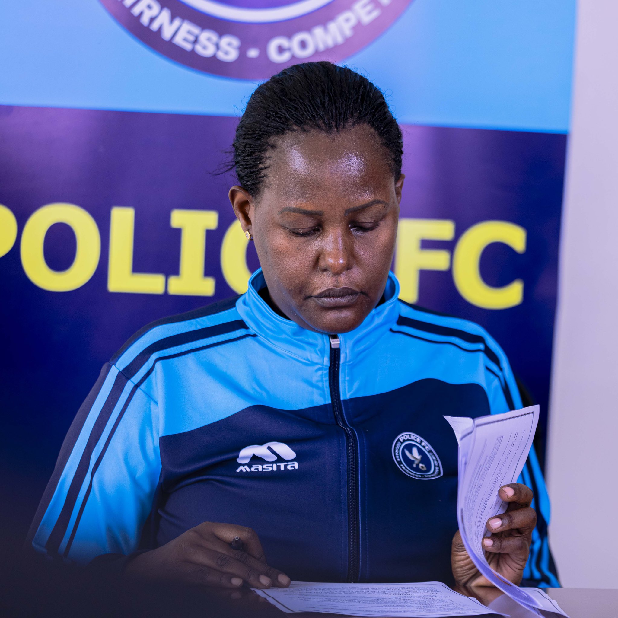 Umunyamabanga Mukuru akaba n'Umuvugizi wa Police FC, CIP Umutoni Claudette, areba mu masezerano ya Okorie Ekeson