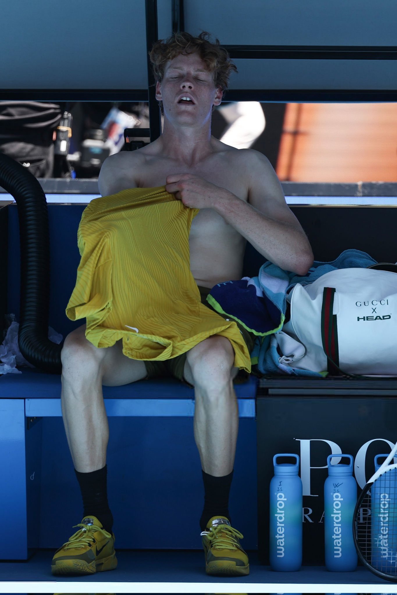 Jannik Sinner yagize ubushyuhe budasanzwe bisaba ko bafunga igisenge cya stade