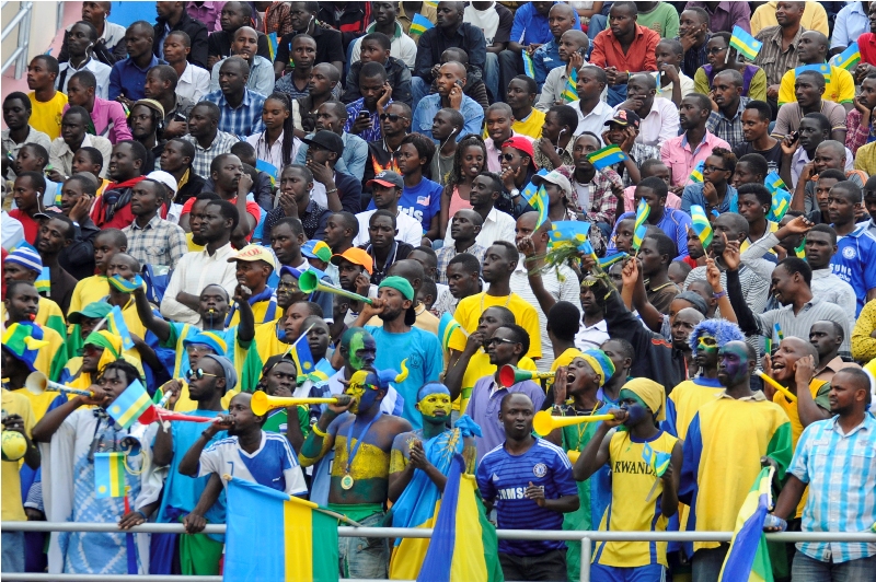 Icyo gihe abafana bari bayiri inyuma, kimwe mu byatumye itsinda