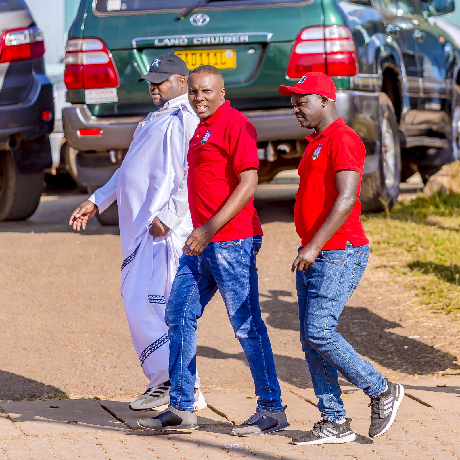 Umunyamabanga Mukuru wa Rayon Sports, Namenye Patrick (hagati) ari mu Ba-Rayons bitabiriye ibikorwa byo kwamamaza Paul Kagame i Gahanga