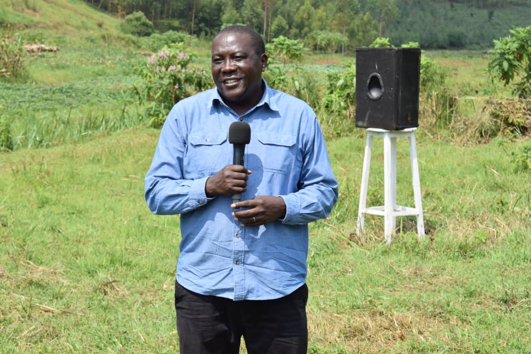 Guverineri w'Intara y'Amajyaruguru Gatabazi JMV aganiriza abaturage nyuma y'umuganda