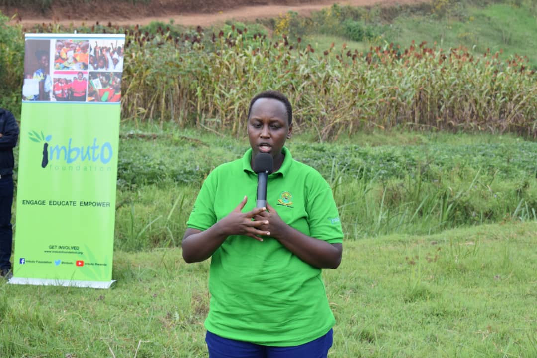 Umuyobozi Mukuru Wungirije wa Imbuto Foundation, Umutesi Geraldine asobanurira abaturage ubukangurambaga bwa 'Baho Neza'