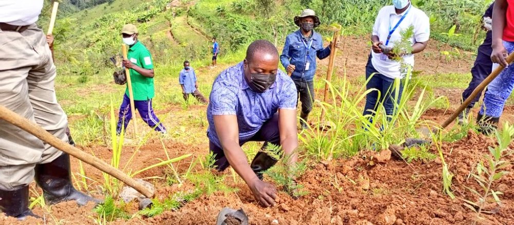 Abayobozi mu nzego zitandukanye bakunze kwifatanya n'abaturage batera ibiti mu gihe cy'Umuganda Rusange
