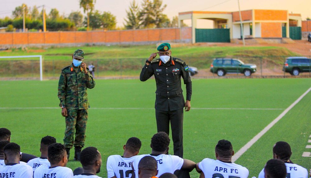 Ubuyobozi bw'Ingabo bujya busanga abakinnyi ku kibuga bukagirana nabo ibiganiro