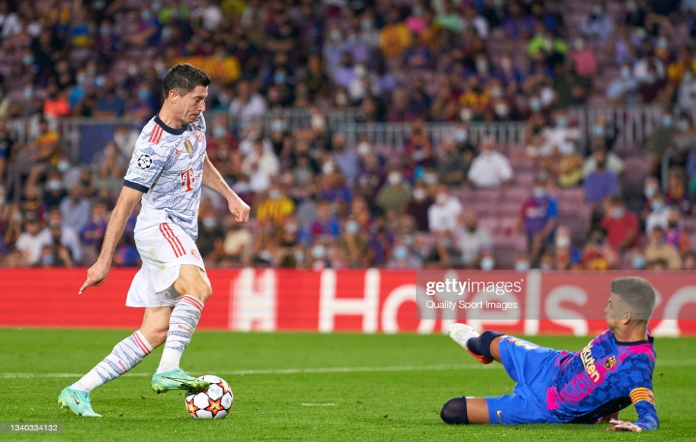 Gerard Pique agerageza guhagarika Robert Lewandowski