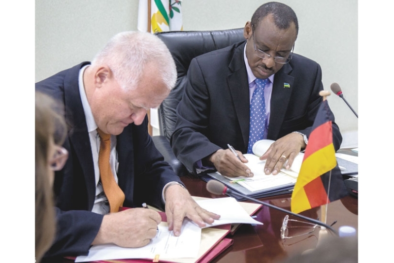Ambasaderi w’u Budage mu Rwanda Peter Fahrenholtz na Minisitiri w'Imari n'igenamigambi Ambasaderi Gatete Claver