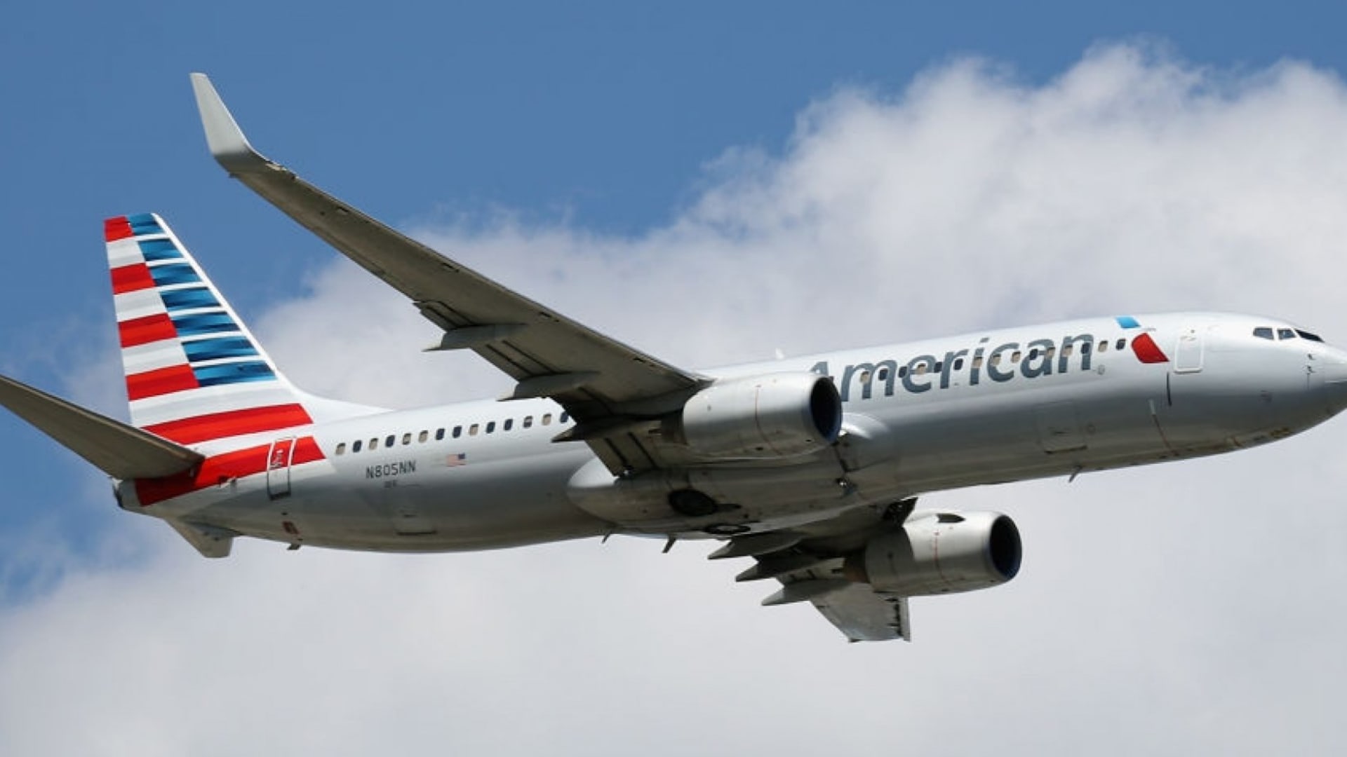 American Airlines yatangaje ko uwo mugenzi wakubise umukozi wayo atazongera kugenda mu ndege zayo