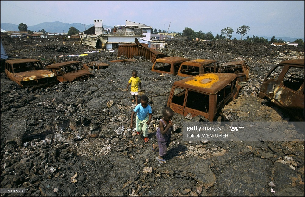 Iyi foto iragaragaza imodoka zarengewe n'ibikoma by'ikirunga cya Nyiragongo mu mwaka wa 2002