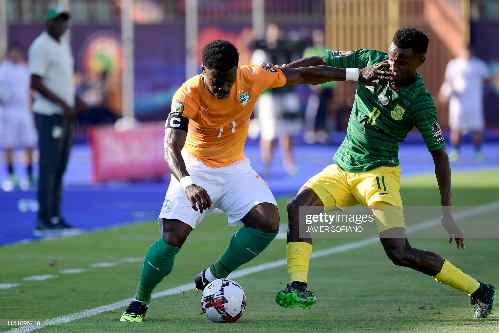 Kapiteni wa Cote d'Ivoire, Sergier Aurier wabaye umukinnyi w'umukino ahanganiye umupira na Themba Zwane wa Afurika y'Epfo