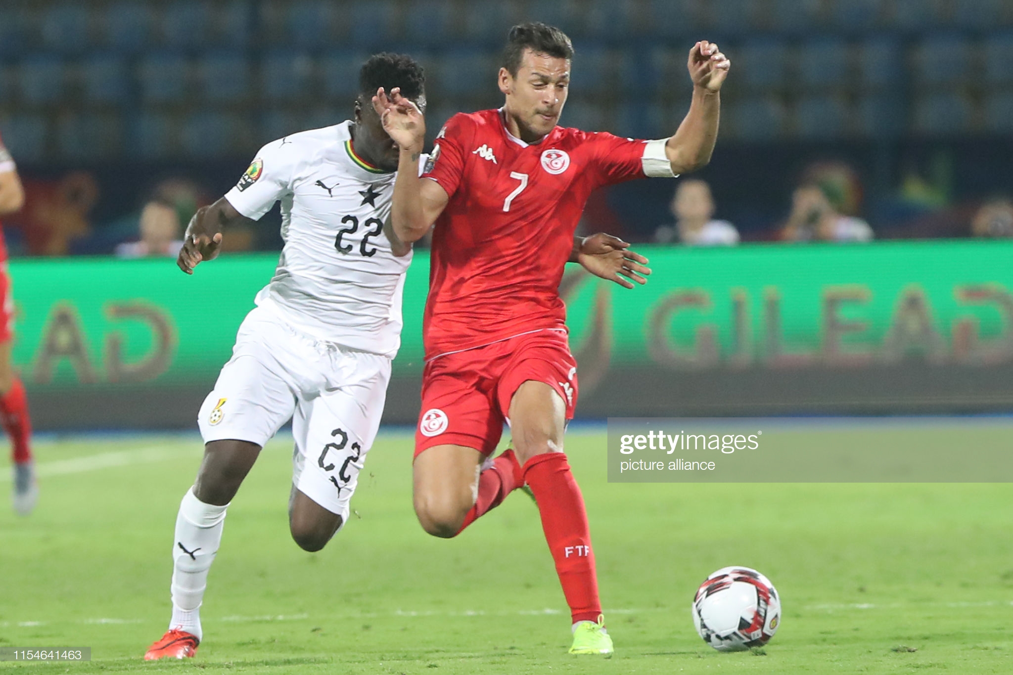 Youssef Msakni yitambika Andy Yiadom wa Ghana, amubuza kugera ku mupira