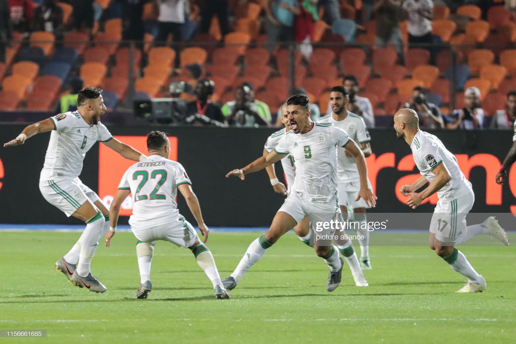 Abakinnyi ba Algerie bishimira igitego kimwe rukumbi babonye muri uyu mukino