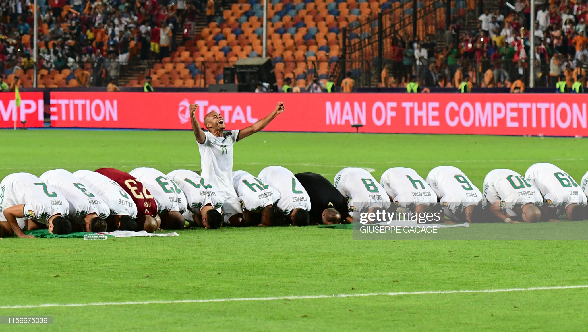Abakinnyi ba Algerie basenga ubwo bari bamaze kwegukana igikombe