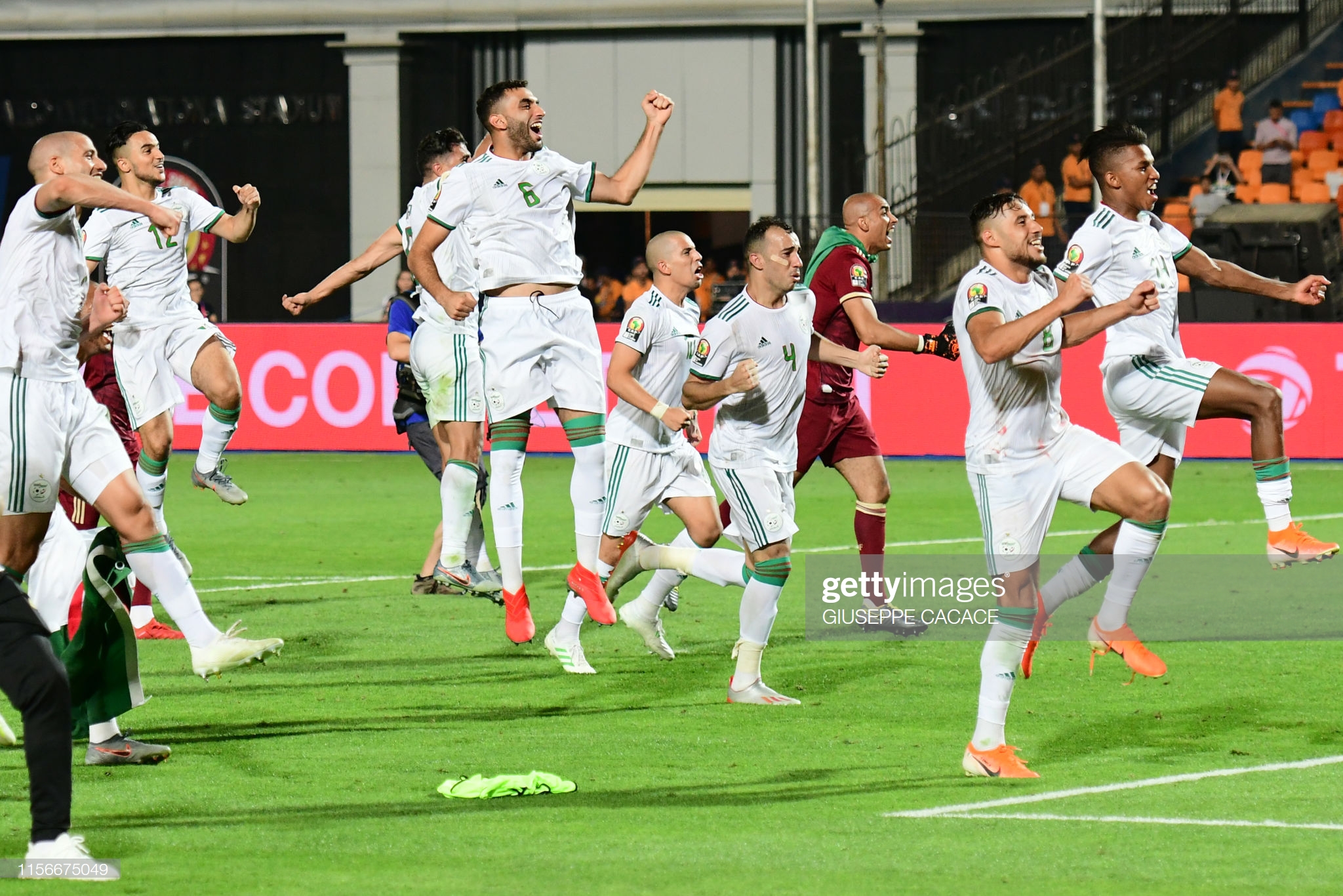 Umukino ukirangira abakinnyi ba Algerie basimbukiye hejuru bishimira igikombe cya kabiri begukanye